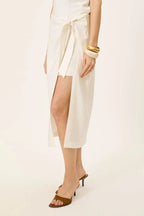 SHORT SAIA MIDI PAREO COM AMARRAÇÃO NA FRENTE E ZÍPER NA LATERAL