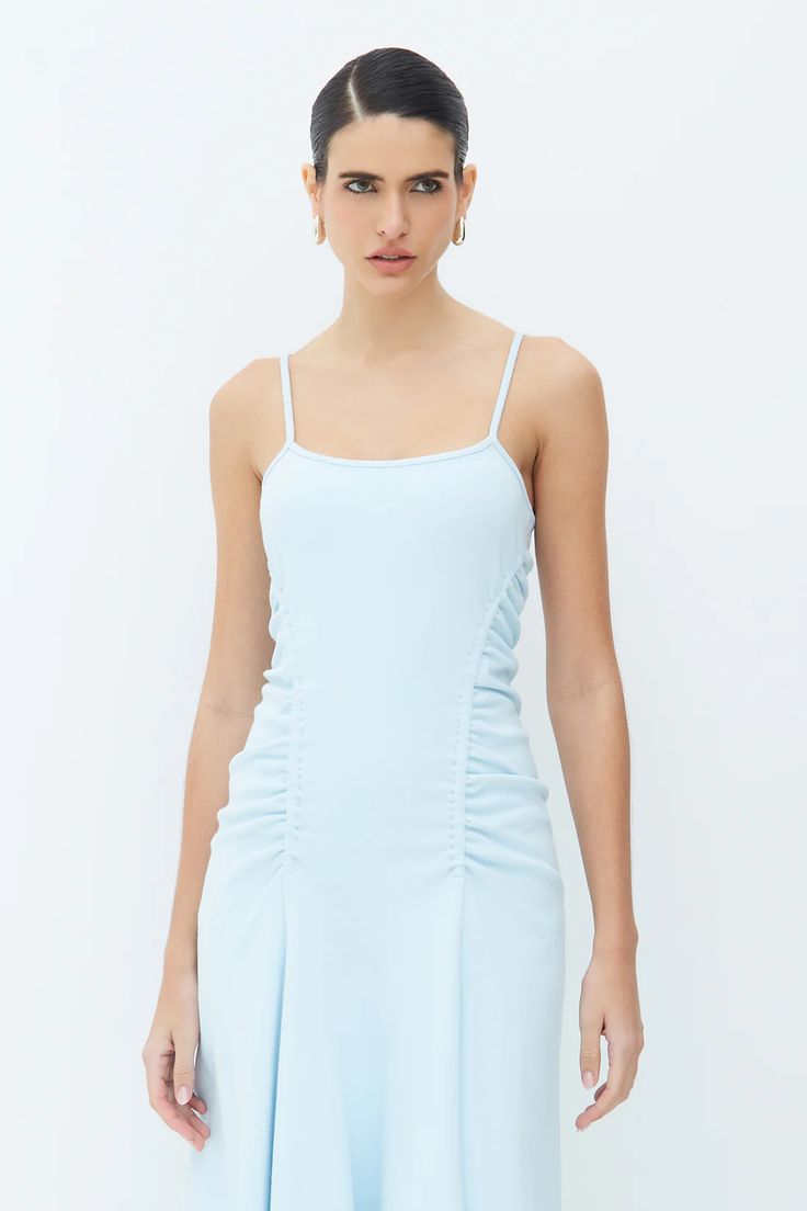 Vestido Midi Franzidos Laterais e Barra Assimétrica