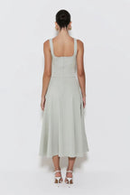 Vestido Midi com Barra Ampla e Abertura