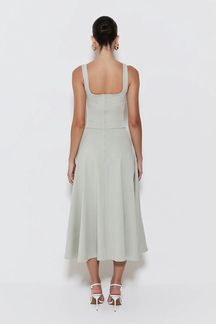 Vestido Midi com Barra Ampla e Abertura