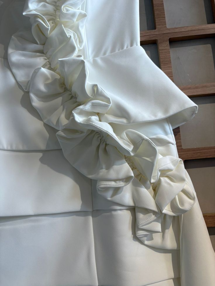 VESTIDO COM PEPLUM E BABADO