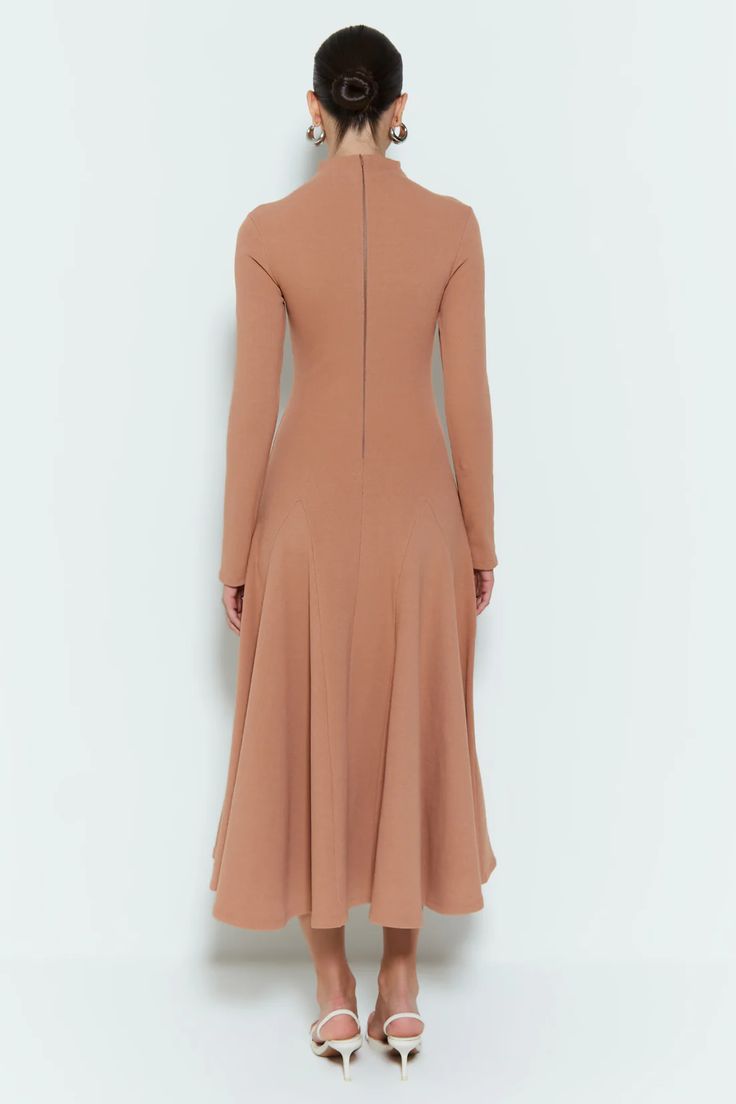 VESTIDO MIDI GOLA ALTA COM BARRA AMPLA