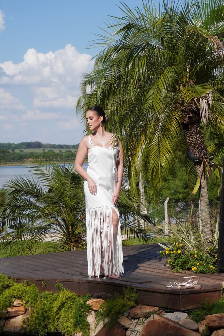 VESTIDO DE FRANJAS DE LINHO COM BORDADO