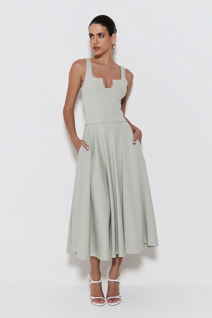 Vestido Midi com Barra Ampla e Abertura