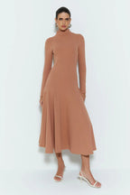 VESTIDO MIDI GOLA ALTA COM BARRA AMPLA