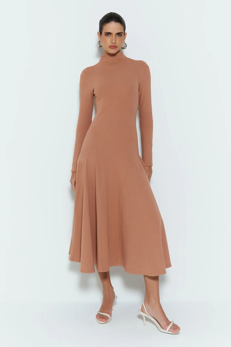 VESTIDO MIDI GOLA ALTA COM BARRA AMPLA