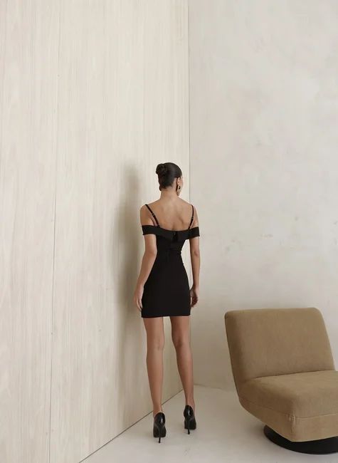 Vestido Curto Detalhe Ombro Preto