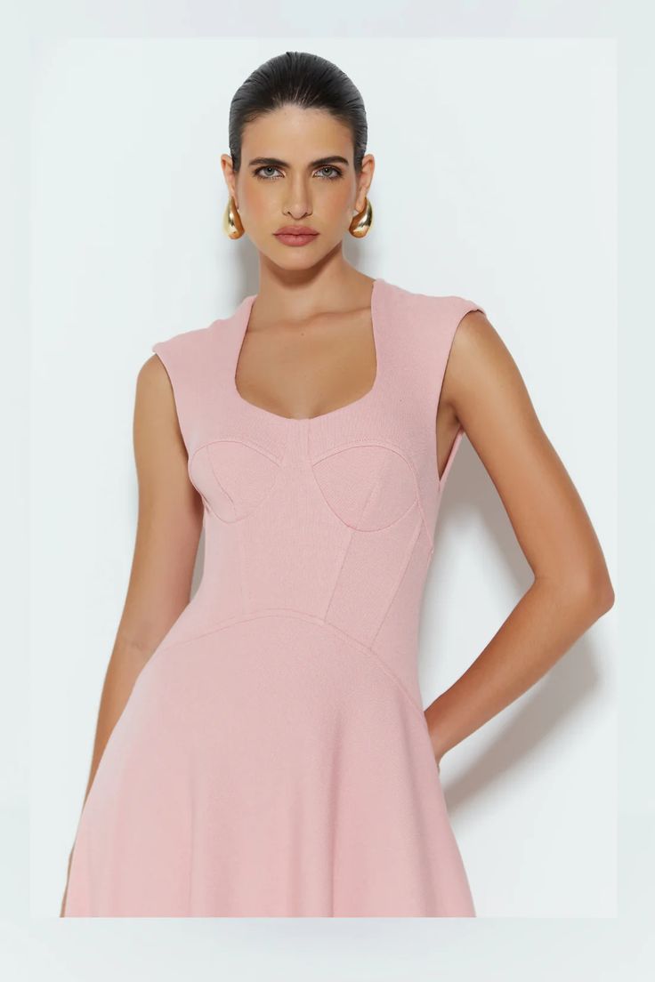 Vestido Midi com Barbatana Cintura e Recorte