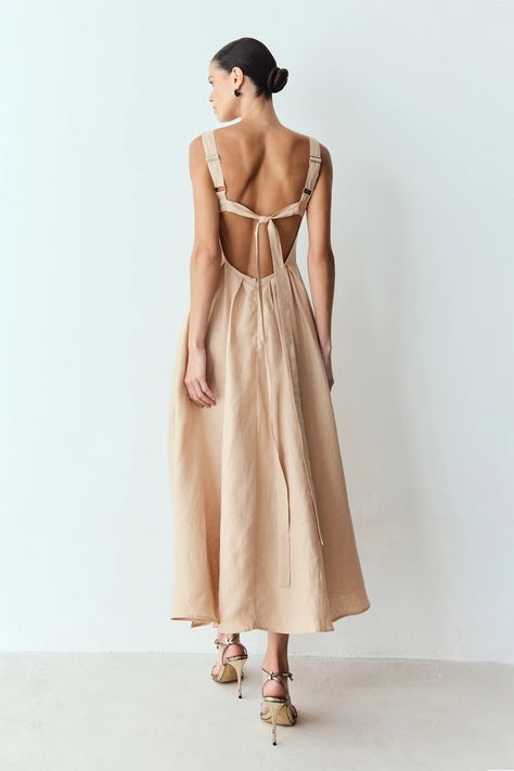 VESTIDO MIDI COM PREGAS COSTAS ABERTAS E AMARRAÇÃO