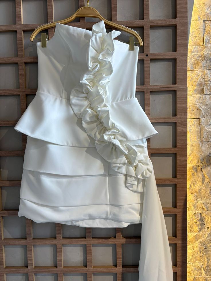 VESTIDO COM PEPLUM E BABADO